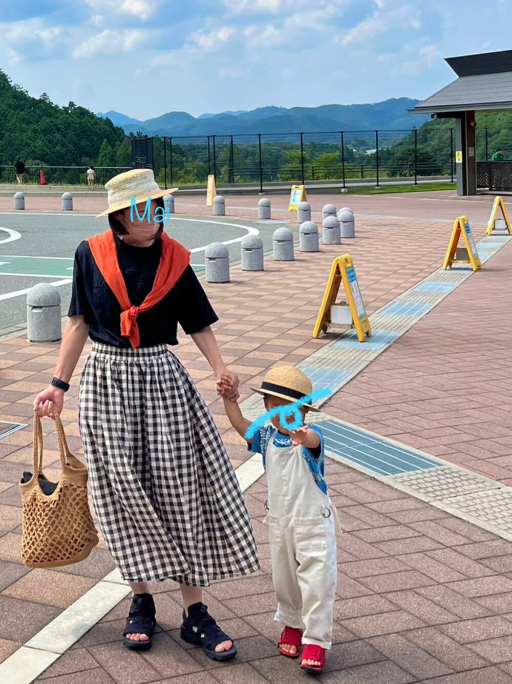オレンジ系のカーディガン/ボレロ、ブラック系のTシャツ/カットソー、その他のスカートを着用したレディースの夏コーディネートの1枚目の写真