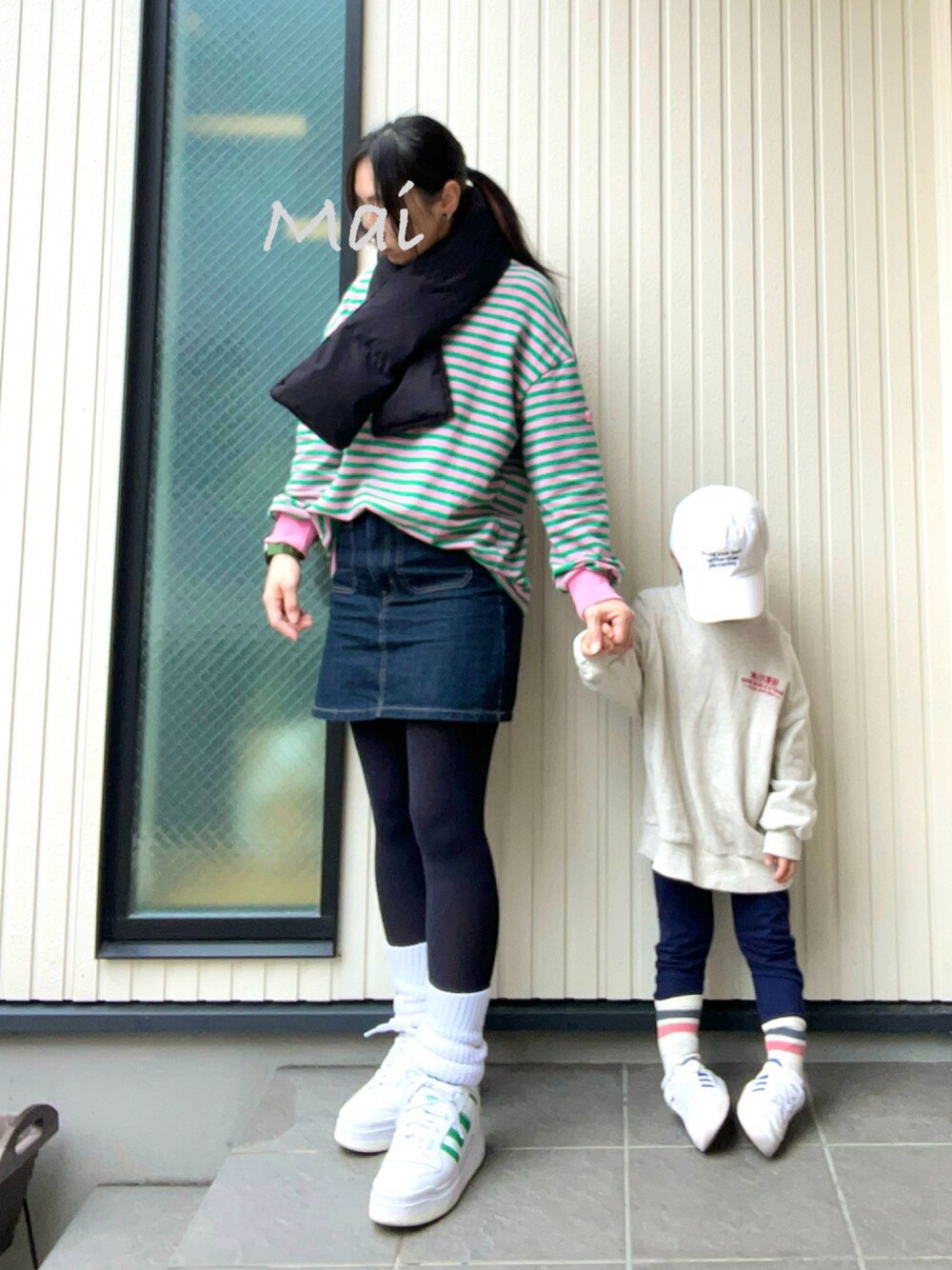 「おやこーで。、冬を彩る色いろコーデ、ハデ色、ピンク、みどり、スニーカー、adidas、フォーラム、デニム、やっぱりデニムが好き、ルーズソックス」｜「GUのアイテム（マフラー、ブラック系）」を使った、mai✺maiさん（レディース・158cm）の冬コーディネートの1枚目の写真