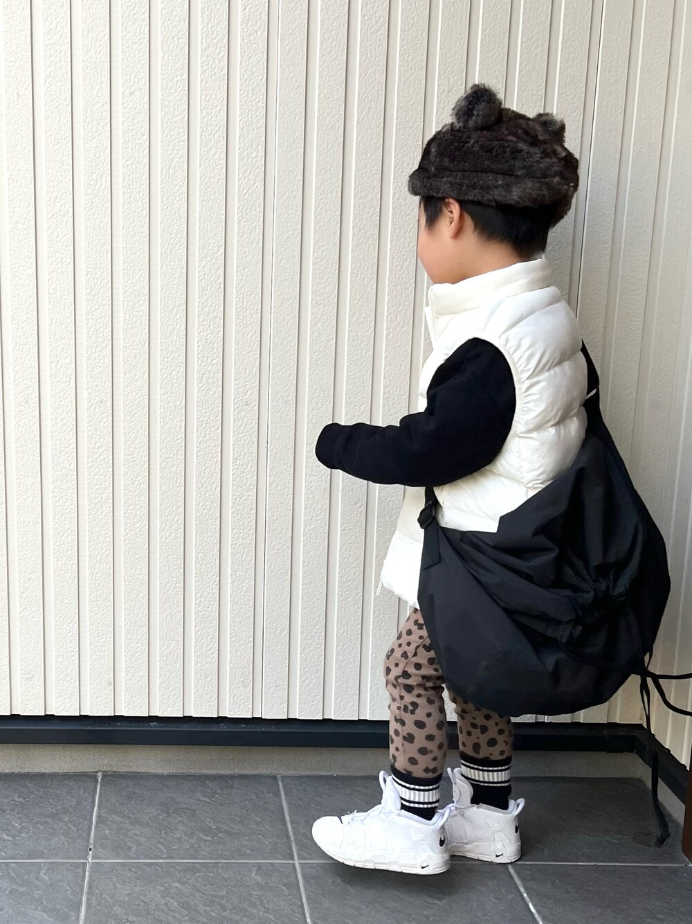 「モノトーン、ショルダーバッグ、ドローストリングショルダーバッグ、ダウンベスト、冬アウター、スニーカー、NIKE、モアテン」｜「B:MING by BEAMSのアイテム（ハット、ブラック系）」を使った、mai✺maiさん（キッズ・100cm）の冬コーディネートの1枚目の写真