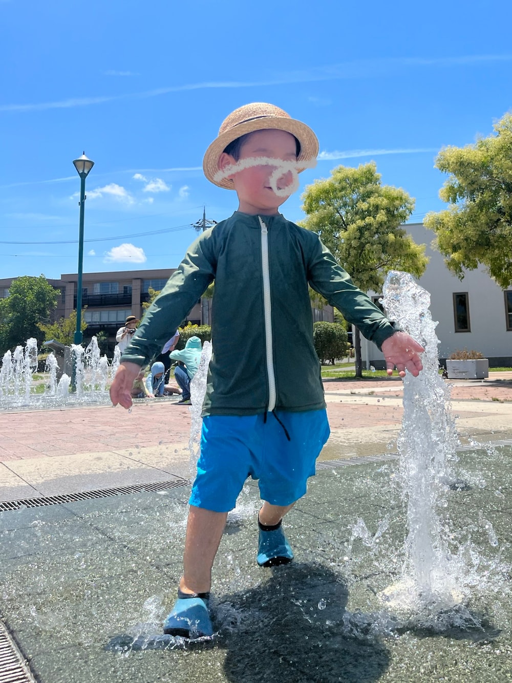 「お出かけコーデ、アウトドアスタイル、水着、夏セールで買いました、水遊び、むぎわら帽子」｜「LOWRYS FARMのＳＷＩＭラッシュガード　938395（ラッシュガード、グリーン系）」を使った、mai✺maiさん（キッズ・100cm）の夏コーディネートの1枚目の写真