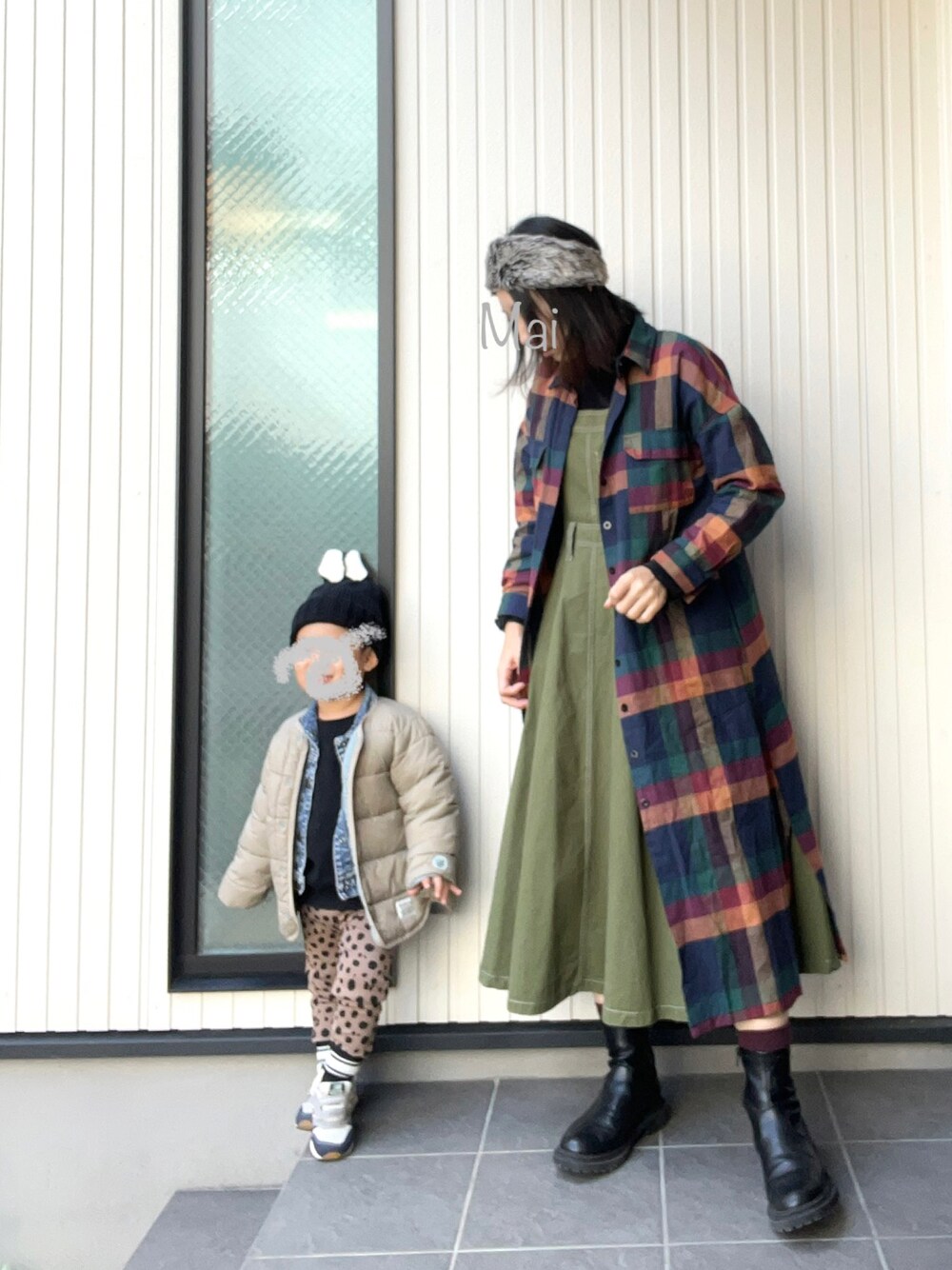 ブラウン系のブルゾン、ブルー系のデニムジャケット、ブルー系のスニーカーを着用したキッズの秋コーディネートの1枚目の写真