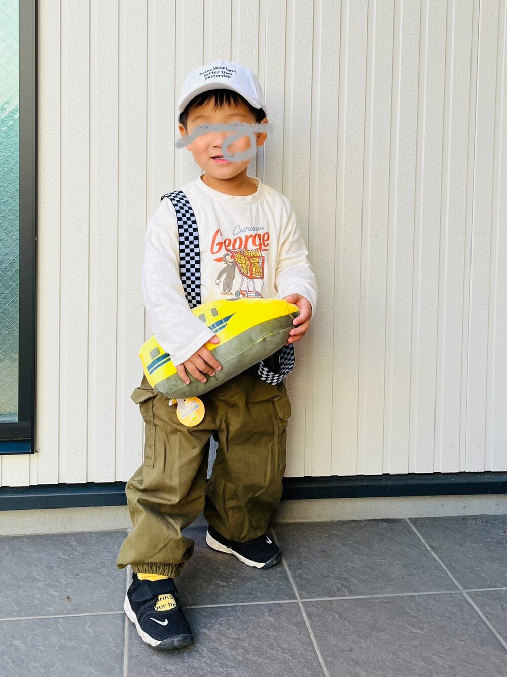 「スニーカー、NIKE、エアリフト、イエロー、おさるのジョージ、小鉄、カーゴパンツ」｜「monmimiのアイテム（キャップ、ホワイト系）」を使った、mai✺maiさん（キッズ・90cm）の春コーディネートの1枚目の写真