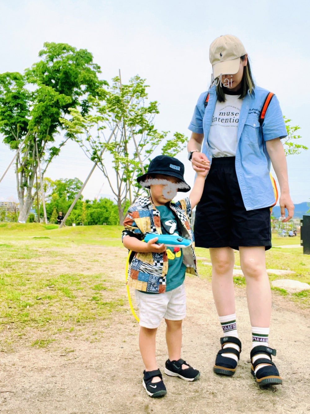 「お出かけコーデ日記、おやこーで。、小鉄、貨物、公園、スニーカー、NIKE、エアリフト、シャカサンダル、キャップ、シャツスタイル、Ralph Lauren、ショートパンツ」｜「POLO RALPH LAURENのクラシックフィット エンブロイダード シャツ（シャツ/ブラウス、ブルー系）」を使った、mai✺maiさん（レディース・158cm）の春コーディネートの1枚目の写真
