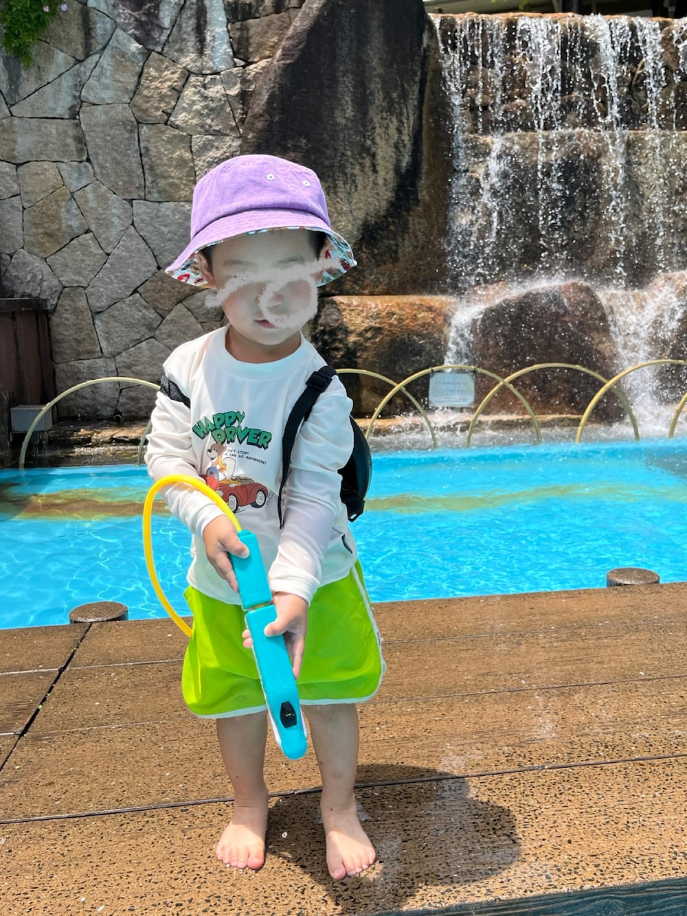 「水着、birthday、蛍光カラー、ビタミンカラー、プール、ショートパンツ、カラーパンツ」｜「Birthdayのアイテム（ハット、パープル系）」を使った、mai✺maiさん（キッズ・90cm）の春コーディネートの1枚目の写真
