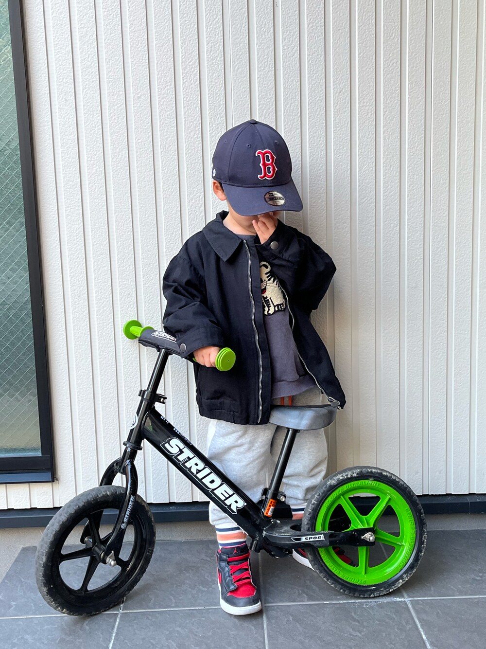 「スニーカー、ジョーダン、aj1、ブルゾン、My little wonder、ストリート、スウェットパンツ」｜「NEW ERAのNEW ERA/ニューエラ キッズ キャップ CAP ACPERF BOSRED GM 17J 11449306（キャップ、ブラック系）」を使った、mai✺maiさん（キッズ・100cm）の冬コーディネートの1枚目の写真