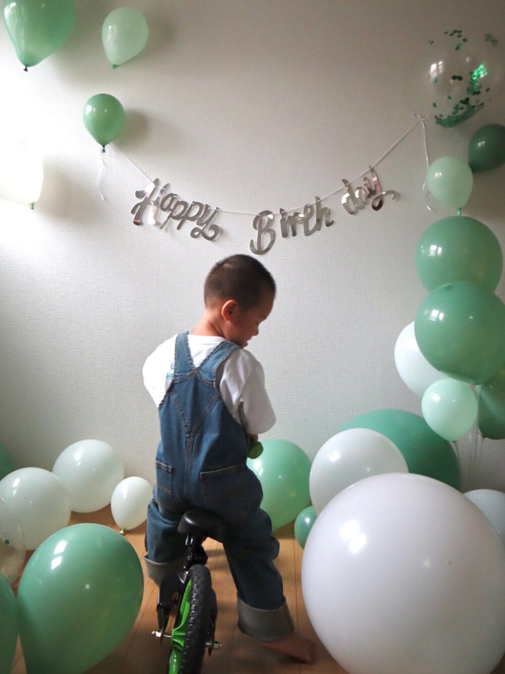 「シンプルスタイル、オーバーオール、サロペット、デニム、やっぱりデニムが好き、誕生日、おめでとう！、3歳、男の子」｜「Carharttのアイテム（オールインワン・サロペット、ブルー系）」を使った、mai✺maiさん（キッズ・90cm）の秋コーディネートの1枚目の写真