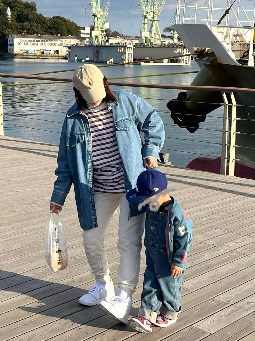 「おやこーで。、スニーカー、NIKE、ジョーダン1、aj1、ストリート、ビッグシルエット、デニム、サロペット、デニムサロペット、やっぱりデニムが好き、マクドナルド、ハンバーガー柄、スウェット」｜「NIKEのWMNS AIR JORDAN 1 MID（スニーカー、ホワイト系）」を使った、mai✺maiさん（レディース・158cm）の冬コーディネートの1枚目の写真