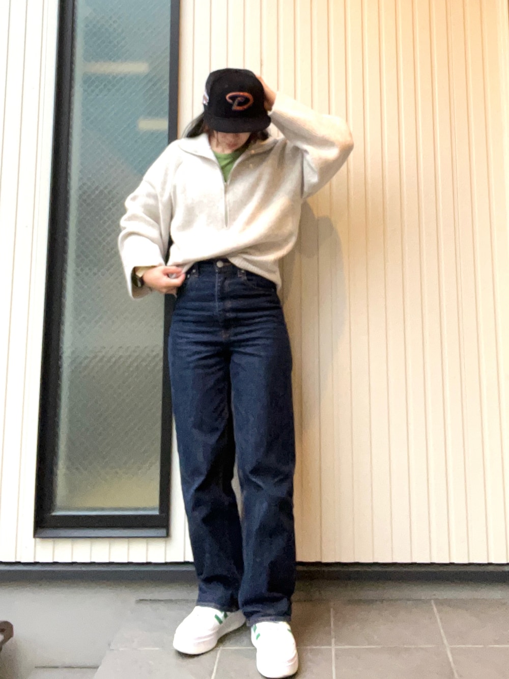「冬のコーデ、ハーフジップ、stylemixer、ニット、キャップ、ニューエラ、コーデュロイ、ダイヤモンドバックス、スニーカー、adidas、フォーラム」｜「STYLEMIXERのハーフジップワイドカフニット（ニット/セーター、ホワイト系）」を使った、mai✺maiさん（レディース・158cm）の冬コーディネートの1枚目の写真