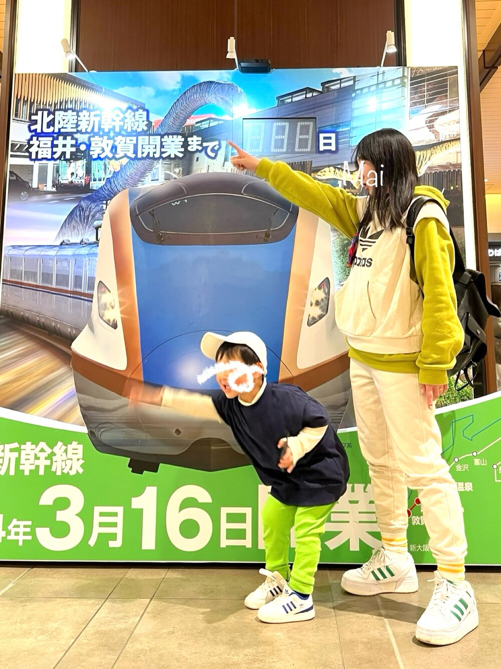 「おやこーで。、レイヤードスタイル、スニーカー、アディダス、adidas、フォーラム、スウェット、小鉄、新幹線、北陸新幹線」｜「adidasのAlways Original トレフォイルパーカー / アディダスオリジナルス adidas Originals（パーカー、ホワイト系）」を使った、mai✺maiさん（レディース・158cm）の春コーディネートの1枚目の写真