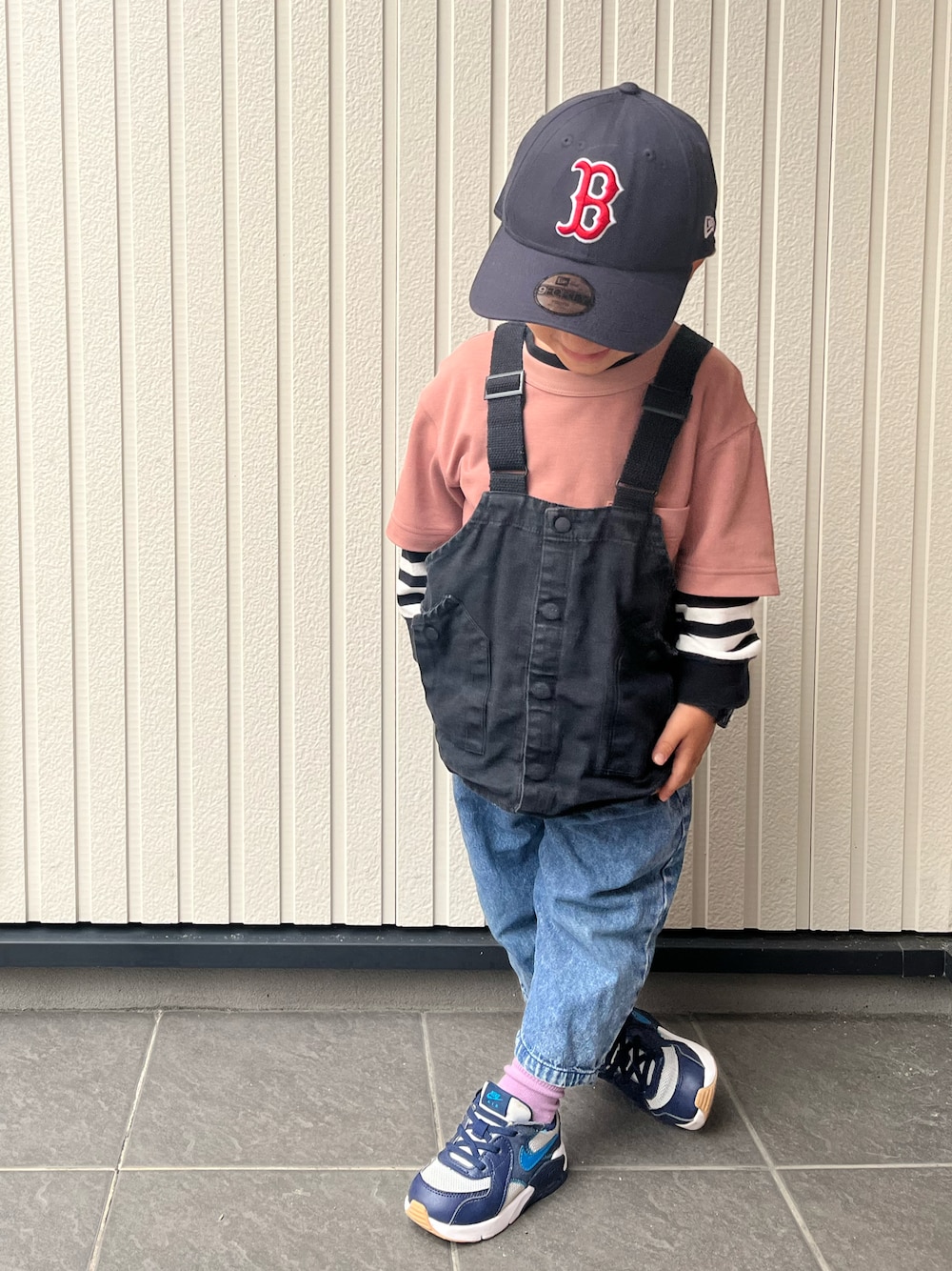 「重ね着ベストシーズン、デニム、やっぱりデニムが好き、スニーカー、NIKE、AIRMAX90、キャップ、ニューエラ、ベスト」｜「NEW ERAのNEW ERA/ニューエラ キッズ キャップ CAP ACPERF BOSRED GM 17J 11449306（キャップ、ブラック系）」を使った、mai✺maiさん（キッズ・90cm）の秋コーディネートの1枚目の写真