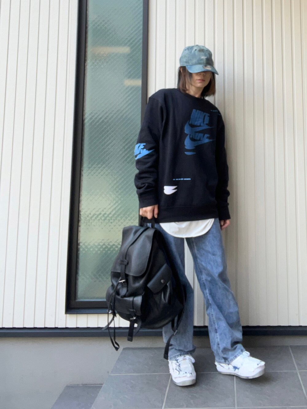 「ストリート、スニーカー、NIKE、ナイキ、AIR FORCE 1、エアフォースワン、やっぱりデニムが好き、デニム、サモトラケのニケ、nike×nike」｜「NEW ERAのアイテム（キャップ、ブルー系）」を使った、mai✺maiさん（レディース・158cm）の秋コーディネートの1枚目の写真