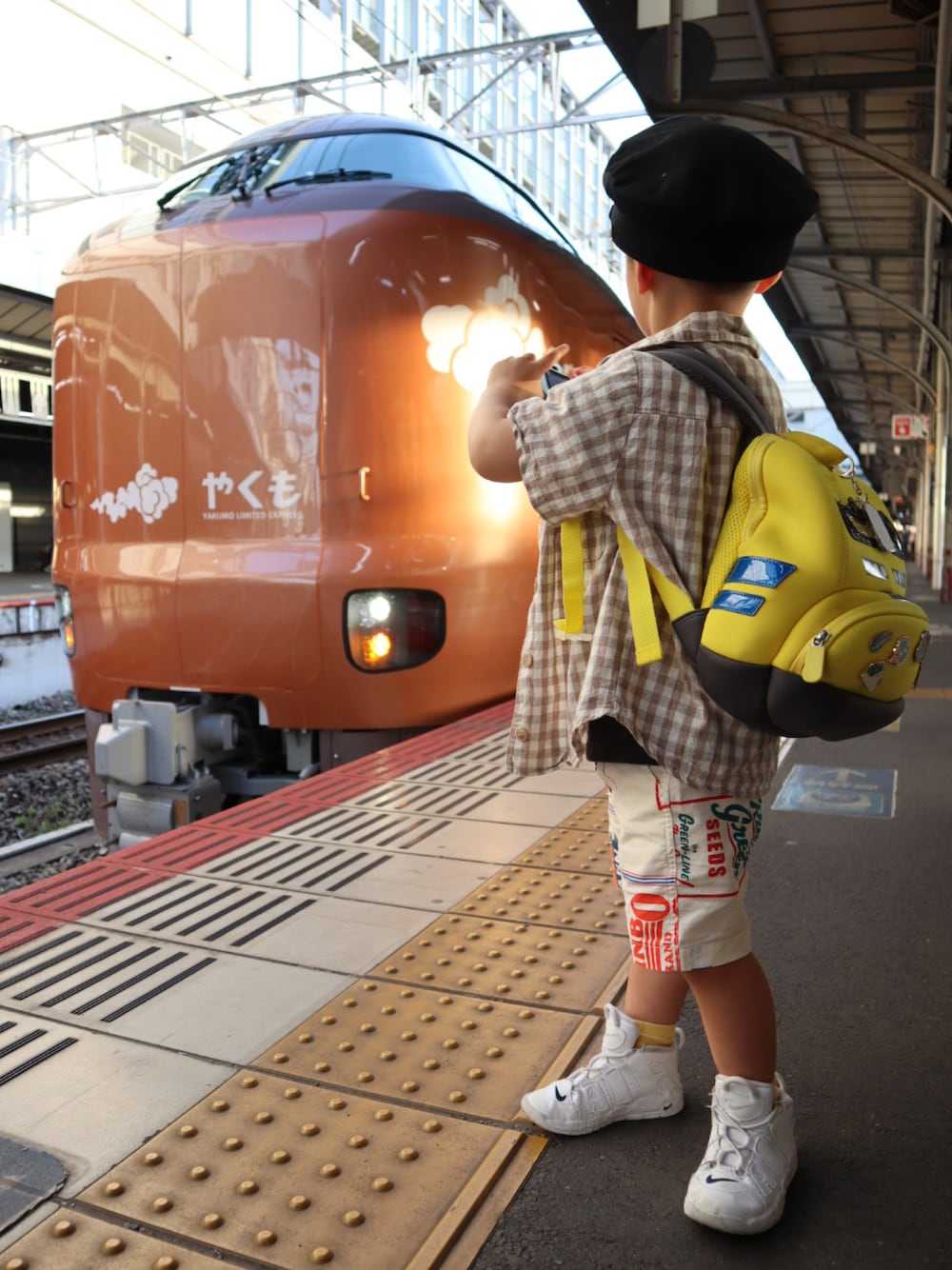 「おでかけコーデ、小鉄、電車、やくも、スニーカー、NIKE、モアテン、シャツスタイル」｜「LOWRYS FARMのTOM and JERRY Tシャツ　 109578（Tシャツ/カットソー、グレー系）」を使った、mai✺maiさん（キッズ・100cm）の春コーディネートの1枚目の写真
