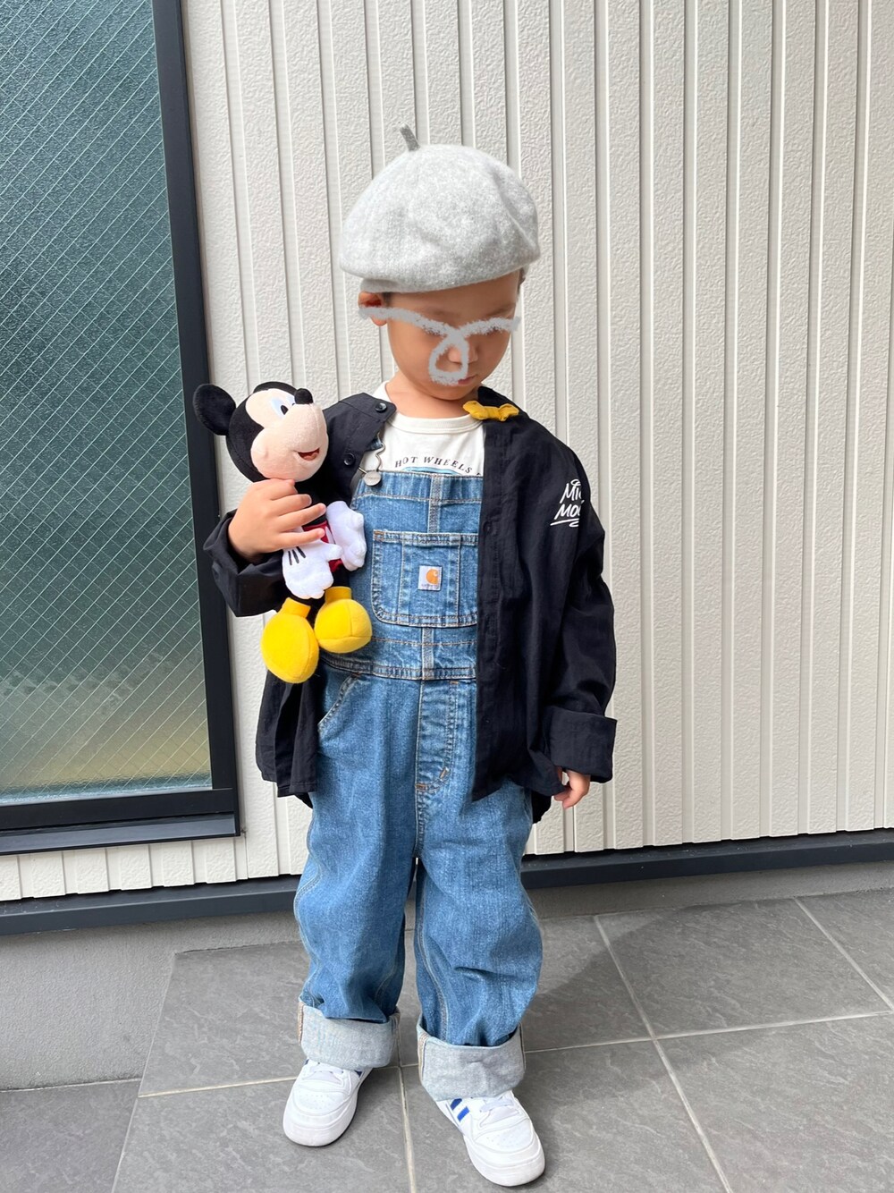 「秋服まるっと大公開、カジュアルコーデ、デニム、やっぱりデニムが好き、スニーカー、アディダス、adidas、フォーラム、ミッキー」｜「LOWRYS FARMのベレー帽　866498（ハンチング/ベレー帽、グレー系）」を使った、mai✺maiさん（キッズ・100cm）の秋コーディネートの1枚目の写真
