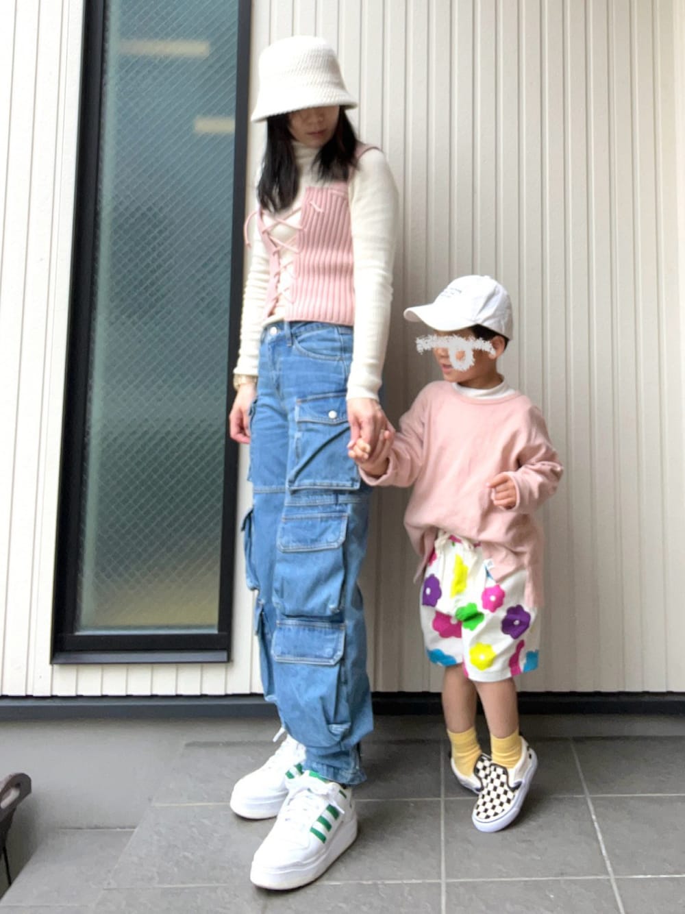 「おやこーで。、ピンク、パステルカラー、monmimi、デッキショーツ、LOWRYS FARM、スニーカー、adidas、VANS、ストリート、サンダーバード、小鉄」｜「monmimiのアイテム（キャミソール、ピンク系）」を使った、mai✺maiさん（レディース・158cm）の春コーディネートの1枚目の写真