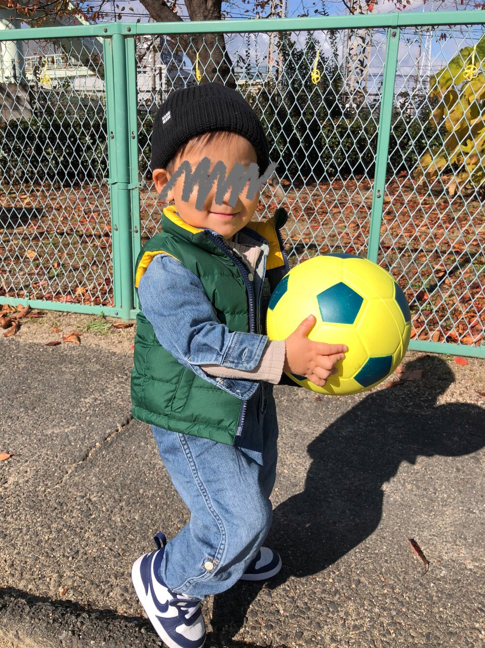 「おやこーで。、スニーカー、NIKE、コートバーロウ、つなぎ、デニム、男の子、2歳、公園スタイル」｜「POLO RALPH LAUREN CHILDRENSWEARのリバーシブル ダウン ベスト（ダウンベスト、ブルー系）」を使った、mai✺maiさん（キッズ・80cm）の冬コーディネートの1枚目の写真
