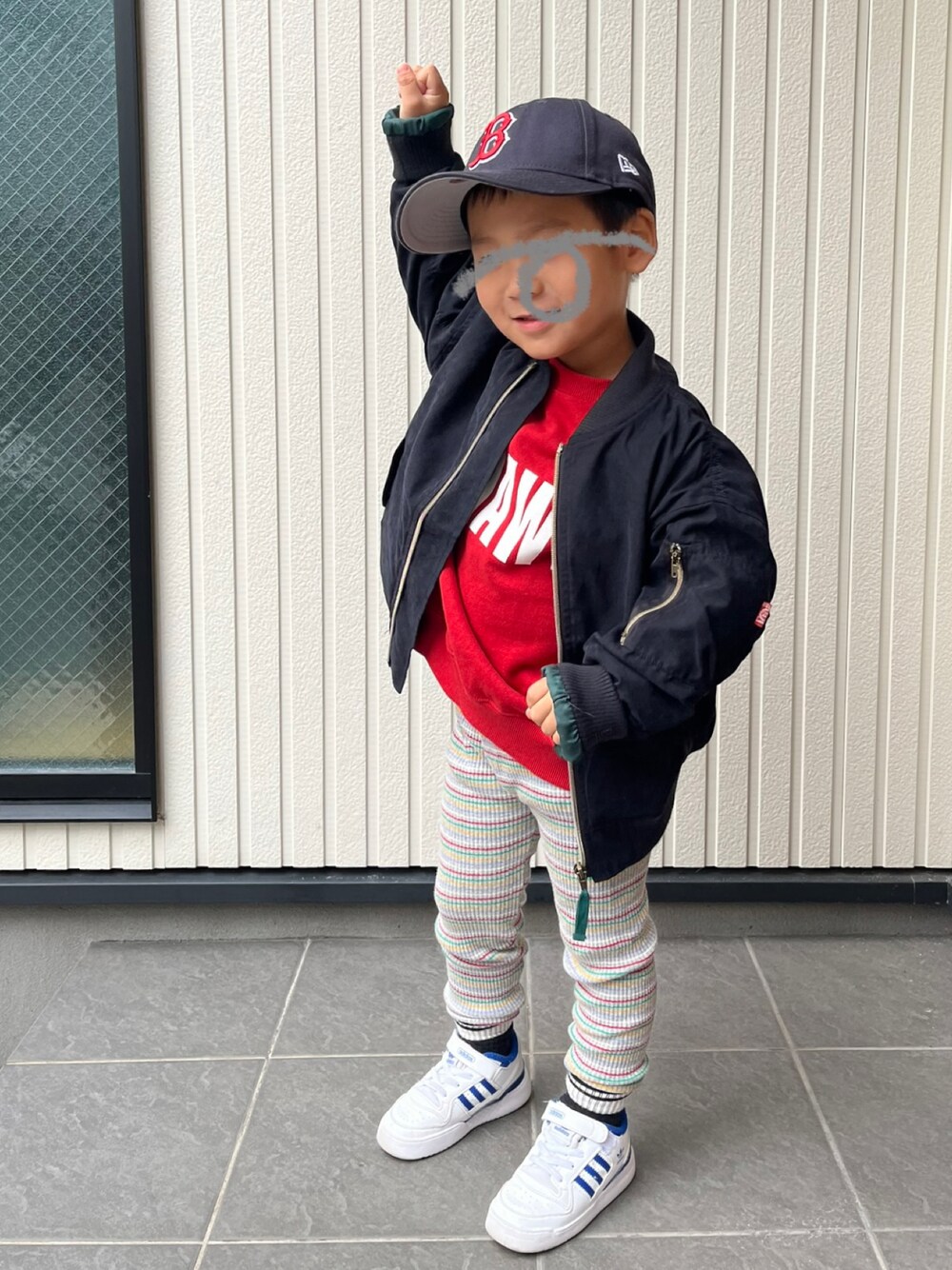 「ファッションを楽しもう、ロゴスウェット、赤、スニーカー、adidas、ストリート、キャップ」｜「LOWRYS FARMのシンプルロゴウラケロングスリーブ　966724（スウェット、レッド系）」を使った、mai✺maiさん（キッズ・100cm）の秋コーディネートの1枚目の写真