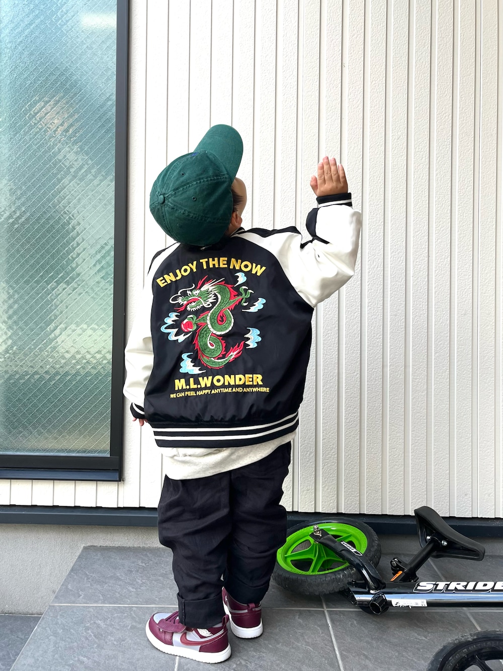 「ファッションを楽しもう、スカジャン、ドラゴン、ストリート、スニーカー、NIKE、aj1、ジョーダン」｜「Birthdayのアイテム（スカジャン、ブラック系）」を使った、mai✺maiさん（キッズ・100cm）の秋コーディネートの1枚目の写真