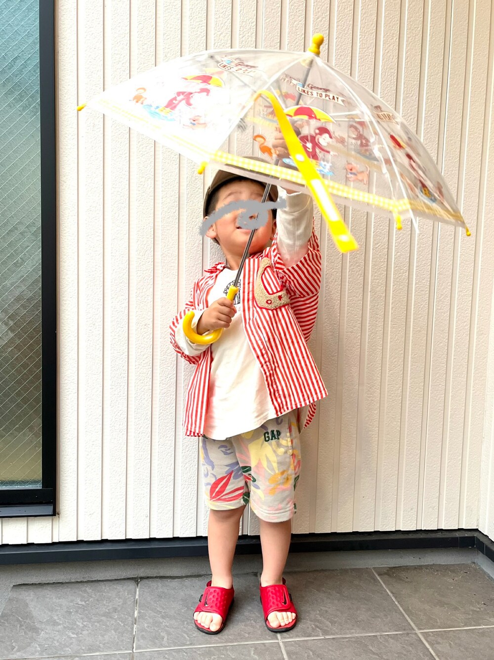 「雨の日コーデ、お出かけコーデ日記、傘、おさるのジョージ、シャツスタイル、ボーダー、ビタミンカラー、ストライプシャツ」｜「OFFICIAL TEAMのアイテム（シャツ/ブラウス、レッド系）」を使った、mai✺maiさん（キッズ・90cm）の春コーディネートの1枚目の写真