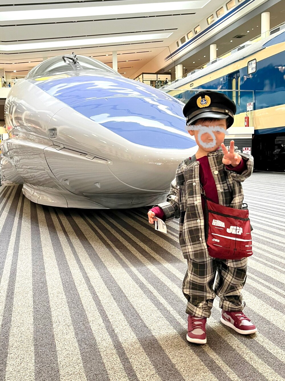 「小鉄、小鉄日和、電車、新幹線、500系、セットアップ、チェック、birthday、スニーカー、NIKE、ジョーダン1」｜「Design Tshirts Store graniphのアイテム（Tシャツ/カットソー、レッド系）」を使った、mai✺maiさん（キッズ・90cm）の春コーディネートの1枚目の写真
