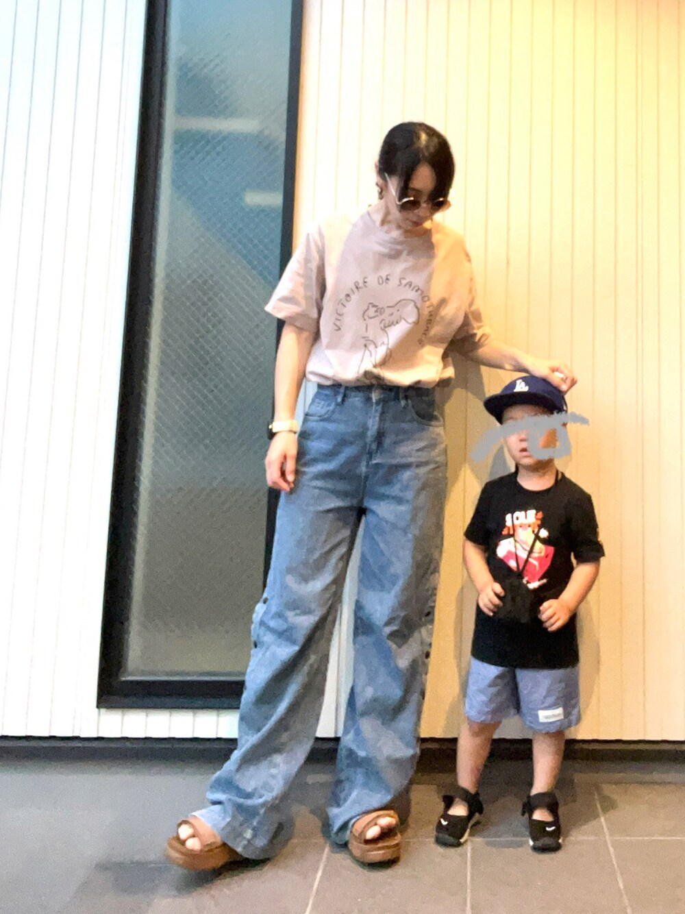 「おやこーで。、Tシャツ、サモトラケのニケ、デニム、やっぱりデニムが好き」｜「UNIQLOのアイテム（Tシャツ/カットソー、ベージュ系）」を使った、mai✺maiさん（レディース・158cm）の夏コーディネートの1枚目の写真