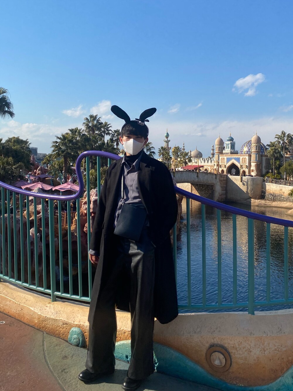 「ディズニー、シャツ、スラックス、ロングコート、革靴、モード」｜「niko and...の【9/2 ヒルナンデスOA放映アイテム】フェイクレザーシングルモンクシューズ（その他シューズ、ブラック系）」を使った、hiroさん（メンズ・180cm）の冬コーディネートの1枚目の写真