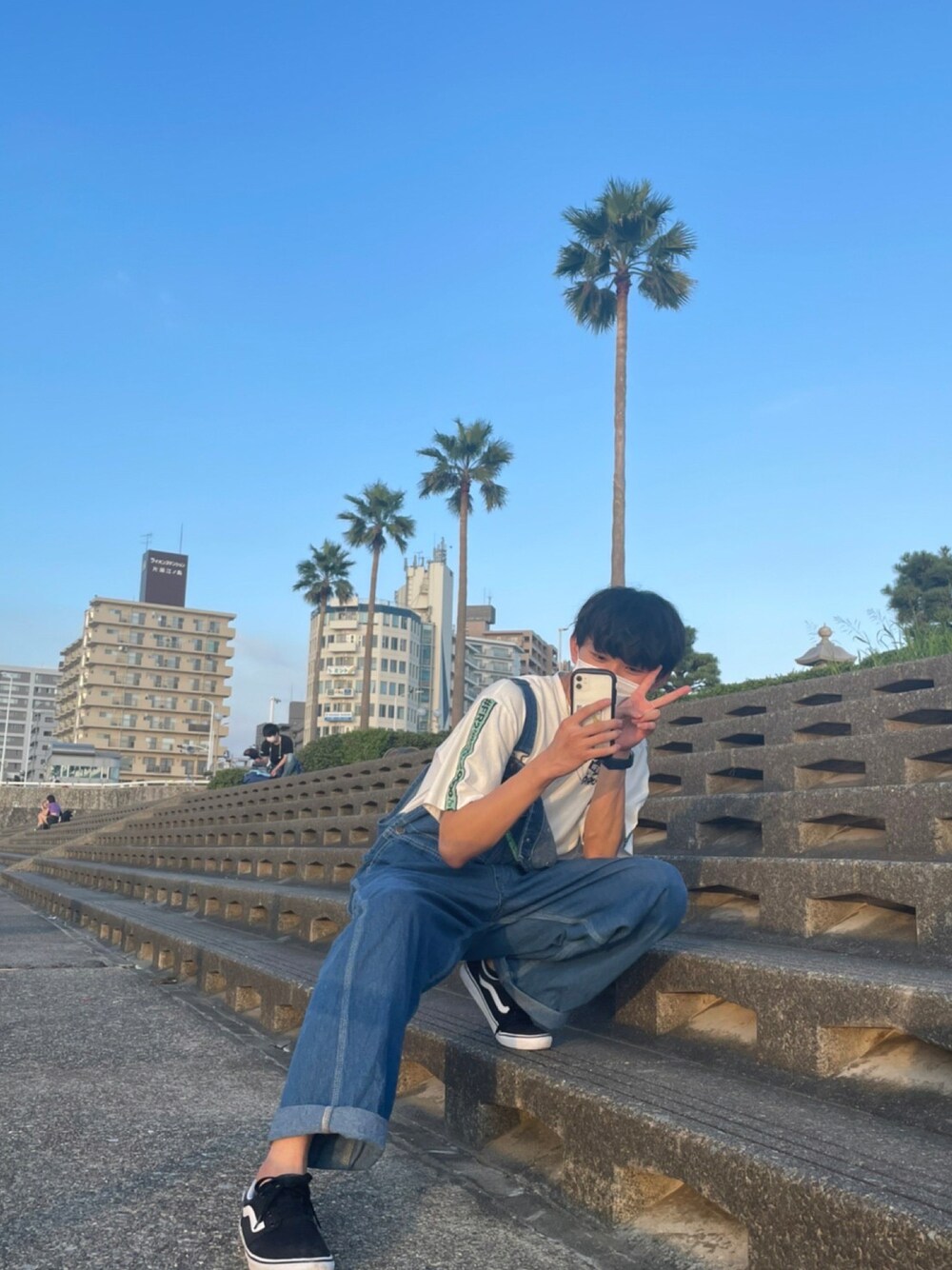 「オーバーサイズ、古着、オーバーオール、9090、海、江の島、鎌倉」｜「KEYのKEY オーバーオール（サロペット/オーバーオール、ブルー系）」を使った、hiroさん（メンズ・180cm）の秋コーディネートの1枚目の写真