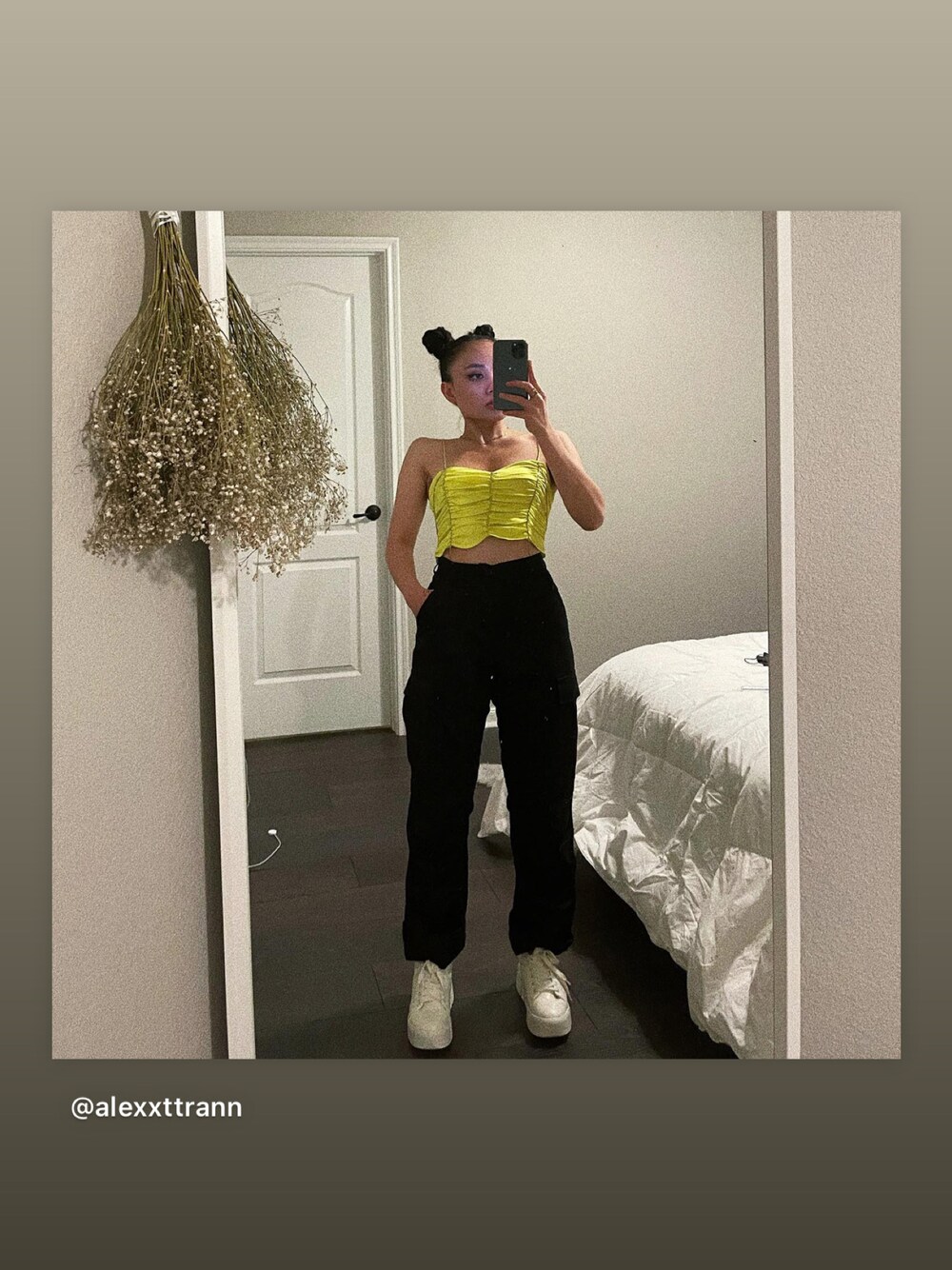 「instagram、asian、vietnam」｜「Brandy Melvilleのアイテム（カーゴパンツ、ブラック系）」を使った、alexxttrannさん（レディース・160cm）の春コーディネートの1枚目の写真
