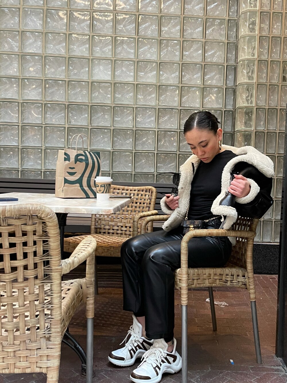 「STARBUCKS、coffee、NYC、asian」｜「ZARAのアイテム（ライダースジャケット、ブラウン系）」を使った、alexxttrannさん（レディース・160cm）の冬コーディネートの1枚目の写真
