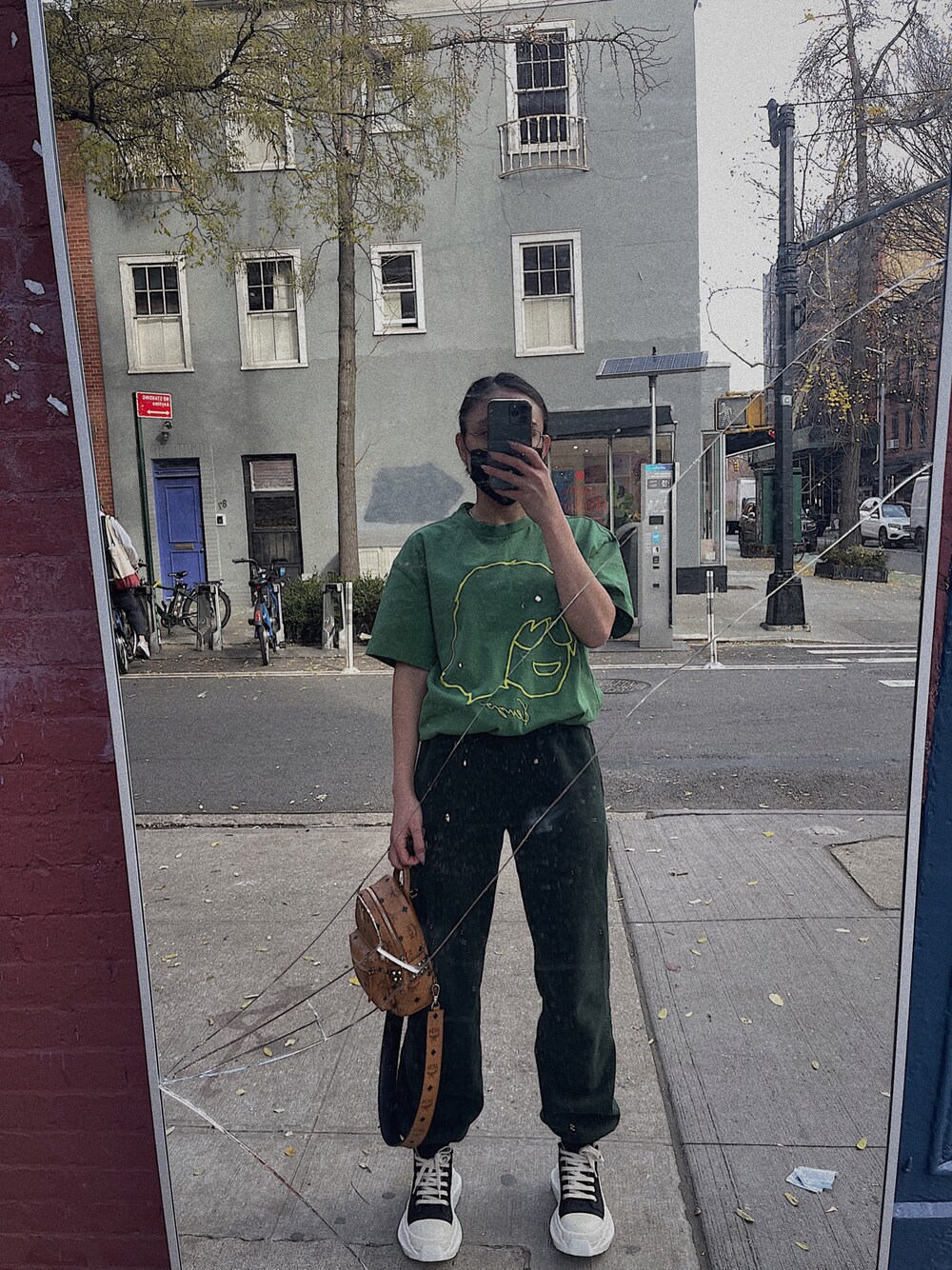「vietnam、NYC、asian」｜「KENZOのアイテム（Tシャツ/カットソー、グリーン系）」を使った、alexxttrannさん（レディース・160cm）の冬コーディネートの1枚目の写真