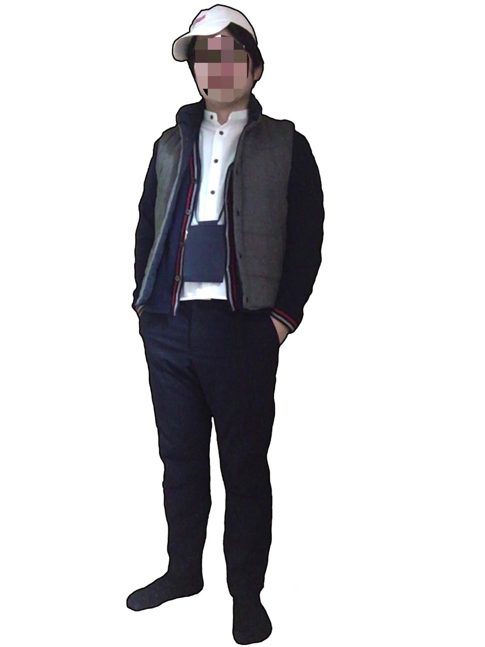 「カジュアル、シンプル、キャップ、ネイビー、ベスト、supreme、ミニバッグ、ネイビーコーデ、ショート丈トップス、バンドカラーシャツ、ネックポーチ、Supreme？」｜「Supreme のsupreme？（キャップ、ホワイト系）」を使った、でんさん（メンズ・171cm）の冬コーディネートの1枚目の写真