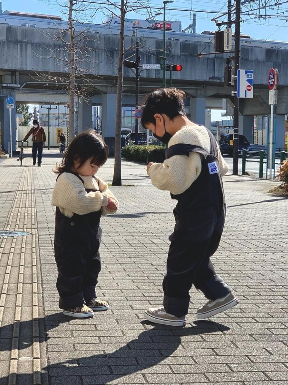 「女の子コーデ、キッズコーデ、ペアルック、兄妹コーデ、兄弟コーディネート、2歳、5歳、サロペット、スニーカー、ニット、男の子コーデ、男の子、女の子、コーデュロイ、コーデュロイオーバーオール」｜「Leeのアイテム（サロペット/オーバーオール、ブラック系）」を使った、善　鈴さん（キッズ・80cm）の秋コーディネートの1枚目の写真