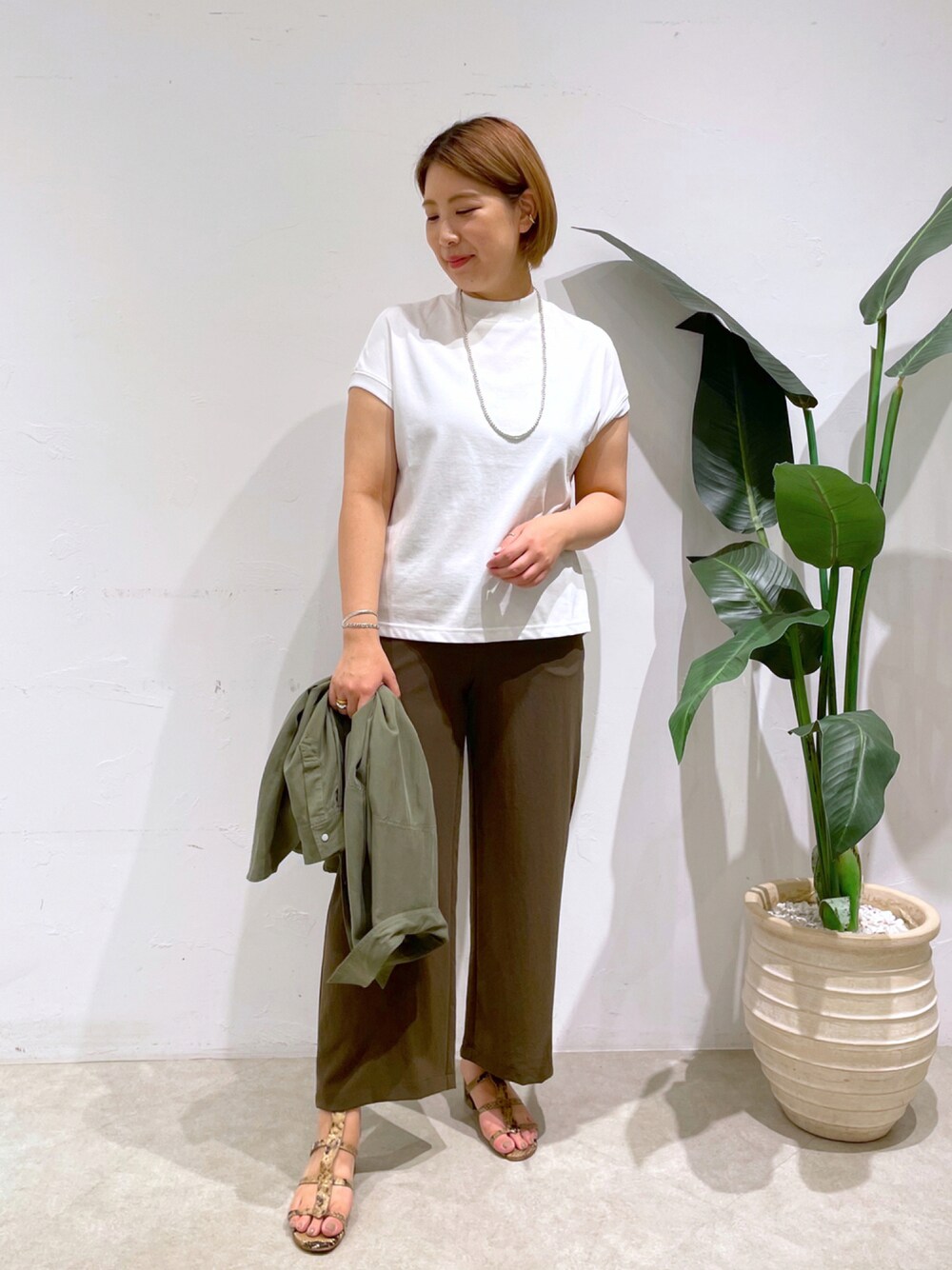 ホワイト系のTシャツ/カットソー、グリーン系のシャツ/ブラウス、グリーン系のその他パンツを着用したレディースの秋コーディネートの1枚目の写真