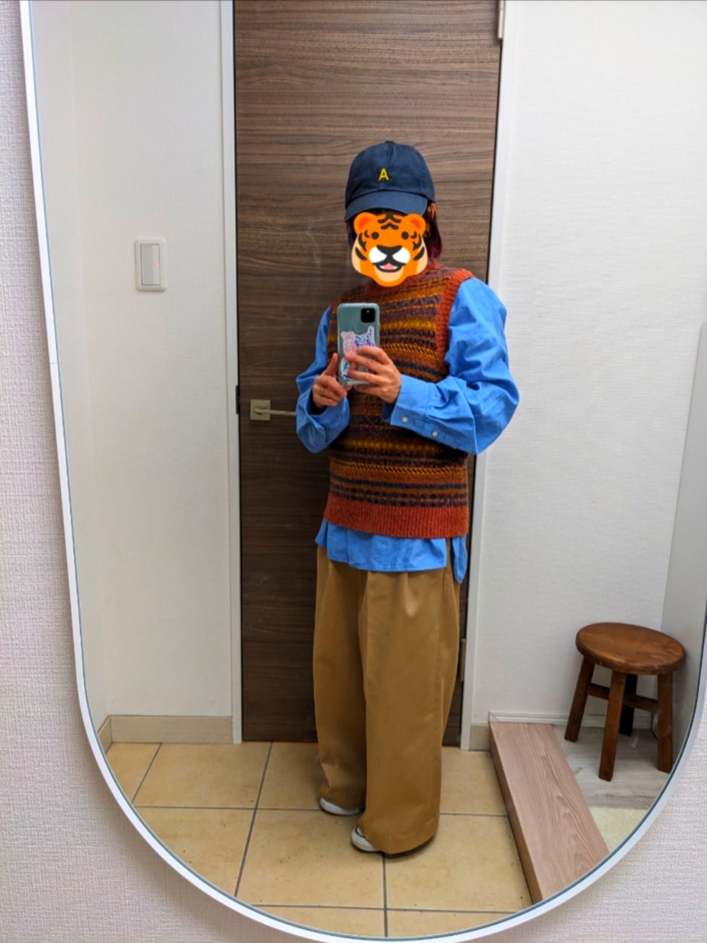 ブルー系のシャツ/ブラウス、その他のベスト、ベージュ系のカーゴパンツを着用したレディースの秋コーディネートの1枚目の写真