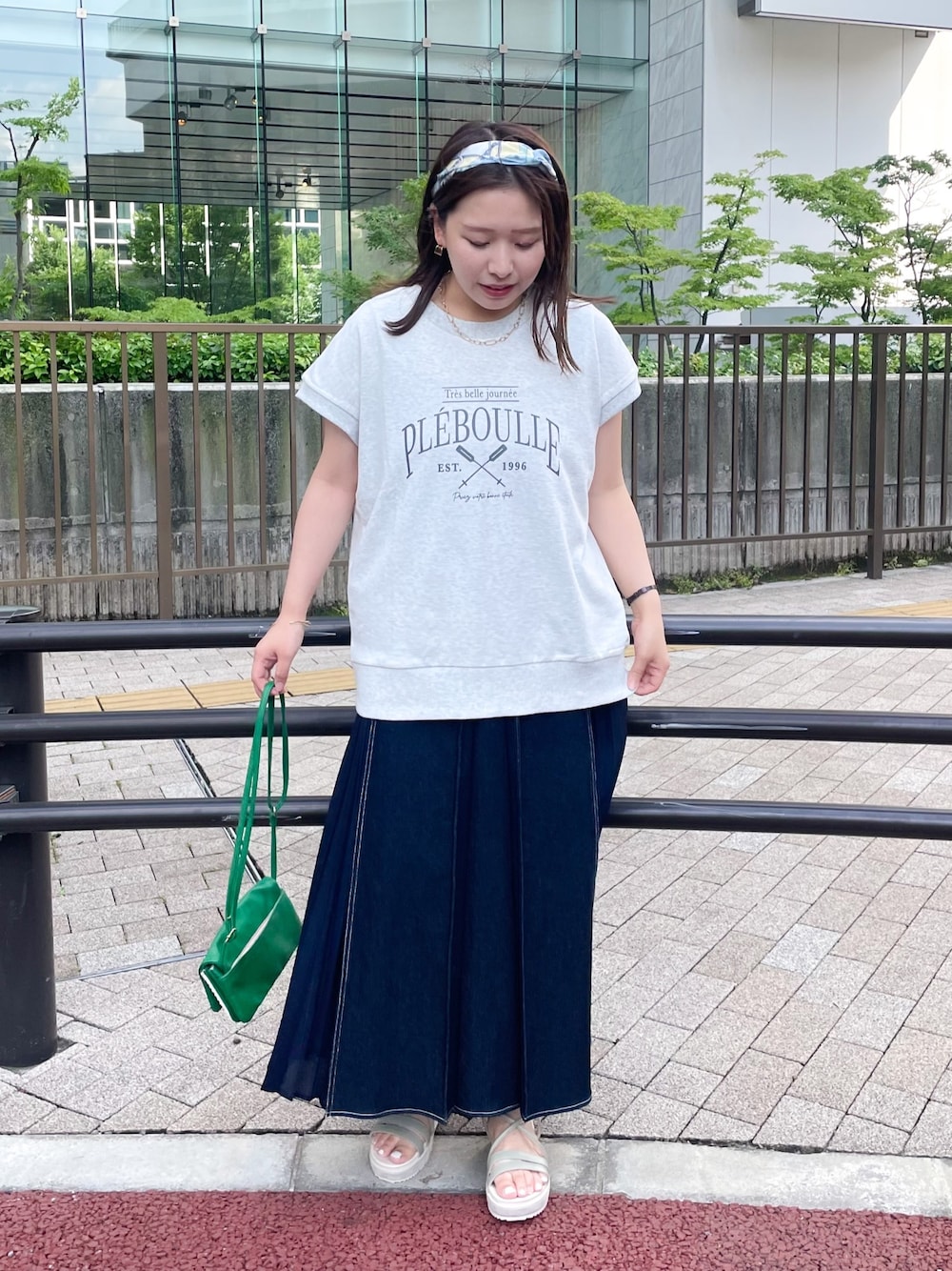 ブルー系のワンピース、グレー系のスウェット、グリーン系のサンダルを着用したレディースの夏コーディネートの1枚目の写真