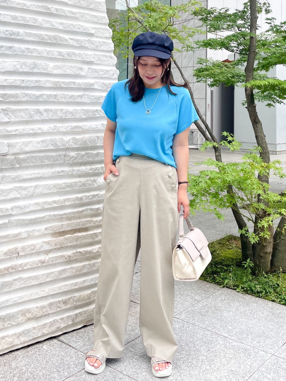 「プチプラ、シンプルコーデ、お出かけコーデ、きれいめカジュアル、キャップ、骨格ストレート、おしゃれさんと繋がりたい、低身長、パンツコーデ、ブルー、ワイドパンツ、雨の日コーデ、厚底サンダル、キャスケット、カジュアルコーデ」｜「groveのぐんぐん伸びる！麻混ハイパーストレッチマリンパンツ（その他パンツ、ベージュ系）」を使った、ちびゆきさん（レディース・152cm）の夏コーディネートの1枚目の写真