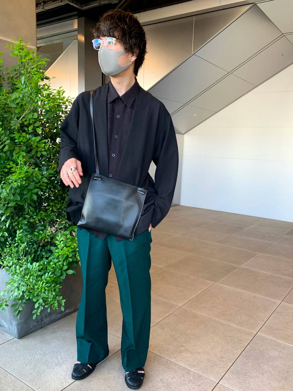 「ミニバッグ、秋のコーデ、きれいめカジュアル、シンプル、秋先取りコーデ、秋服準備はじめました、モード、カラーパンツ、古着、カジュアルコーデ、スラックス、NEEDLES」｜「BEAUTY&YOUTH UNITED ARROWSのアイテム（サンダル、ブラック系）」を使った、りゅうまさん（メンズ・176cm）の夏コーディネートの1枚目の写真