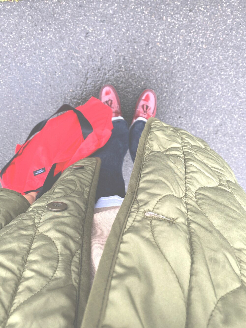 「ママコーデ、ゆるコーデ、カーキ×赤、ライナージャケット、ローファー、STANDARD SUPPLY、ootd、HARUTA」｜「HARUTAのHARUTA　ハルタ　大人のタッセルローファー　231（ローファー、レッド系）」を使った、ukaさん（レディース・160cm）の秋コーディネートの1枚目の写真
