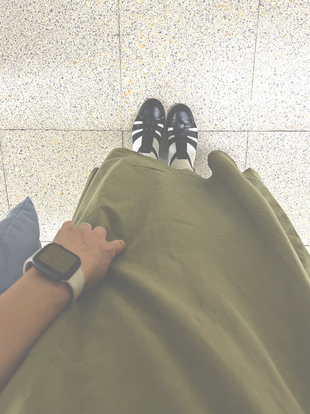 「ママコーデ、楽チンコーデ、シンプル、カーキ、おしゃれさんと繋がりたい、そろそろ秋、ootd」｜「forksy.の【forksy.】マルチウェイアンサンブルワンピース/クロップド長袖ボリューム袖シャツ＆ノースリーブワンピース（ワンピース、グリーン系）」を使った、ukaさん（レディース・160cm）の夏コーディネートの1枚目の写真