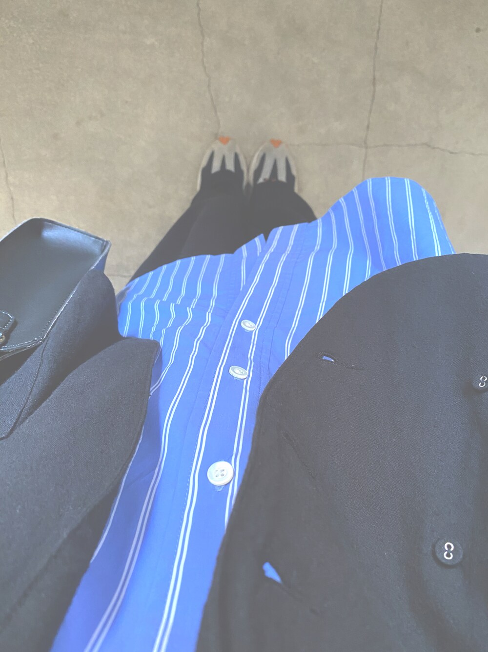 「ママコーデ、ブラックコーデ、ジャケット、ootd、おしゃれさんと繋がりたい」｜「NEW BALANCEのNew Balance／MS327 (レディース)　2942495（スニーカー、ブラック系）」を使った、ukaさん（レディース・160cm）の春コーディネートの1枚目の写真