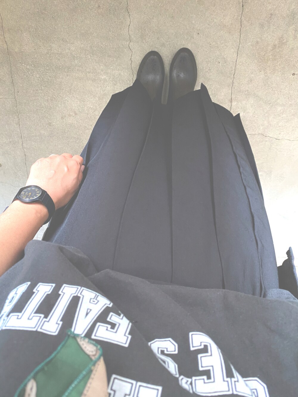 「ママコーデ、休日スタイル、雨の日コーデ、シンプル、プリーツスカート、おしゃれさんと繋がりたい、ootd、UNIQLO、CASIO」｜「no brandのアイテム（レインシューズ、ブラウン系）」を使った、ukaさん（レディース・160cm）の夏コーディネートの1枚目の写真