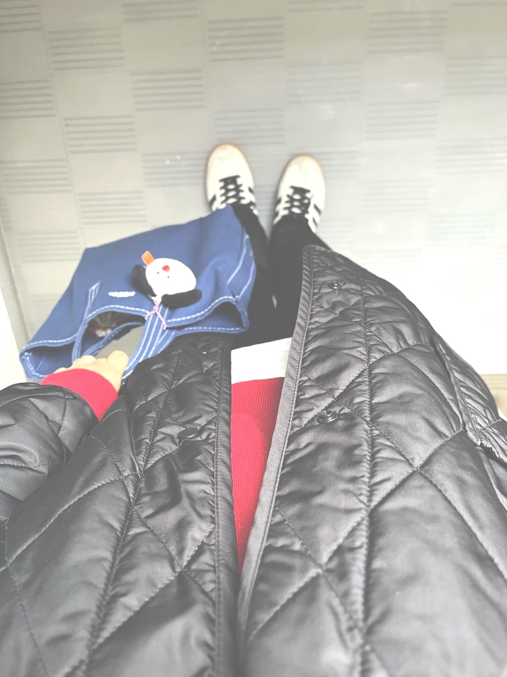 ブルー系のトートバッグ、ベージュ系のスニーカーを着用したレディースの秋コーディネートの1枚目の写真