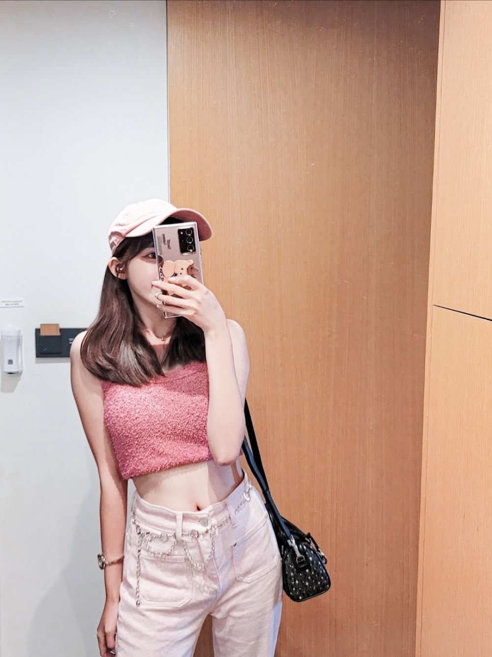 「ootd、休閒、韓系、barbie、mirrorselfie、Korea、seoul」｜「GAPのロゴベースボール キャップ（キャップ、ピンク系）」を使った、Eileen / アイリーンさん（レディース・158cm）の秋コーディネートの1枚目の写真