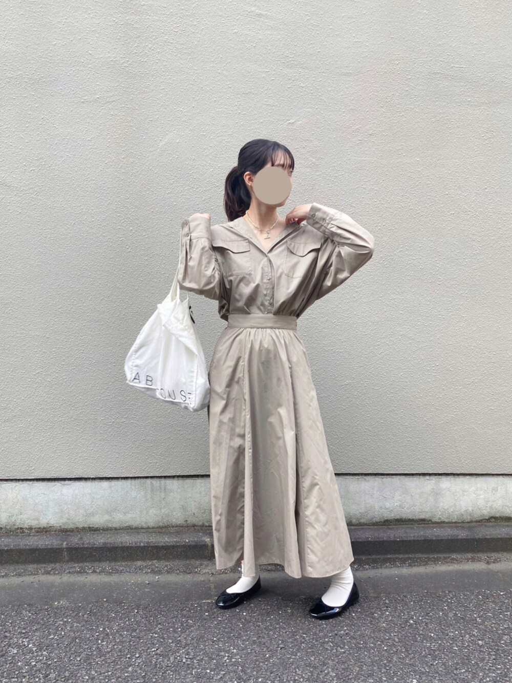 「トートバッグ、ワンピース、パンプス、シンプル、GLOBAL WORK、シャツワンピ、パールネックレス、黒パンプス、シンプルコーデ、Mila Owen、abahouse、秋コーデ、オトナ女子、Goldy」｜「GLOBAL WORKの【抗菌防臭】らくっションバレエ/819366（バレエシューズ、ブラック系）」を使った、nareさん（レディース・169cm）の秋コーディネートの1枚目の写真