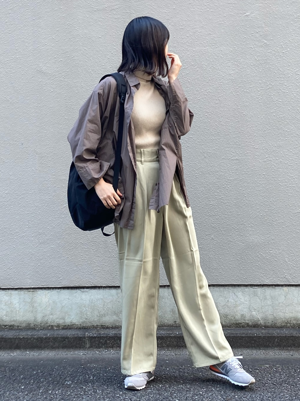 「冬コーデ、オトナカジュアル、パンツスタイル、スラックス、スニーカー、黒リュック、リュック、Mila Owen、Crisp、BONLECILL、New Balance」｜「Crispのアイテム（ニット/セーター、ホワイト系）」を使った、nareさん（レディース・169cm）の冬コーディネートの1枚目の写真