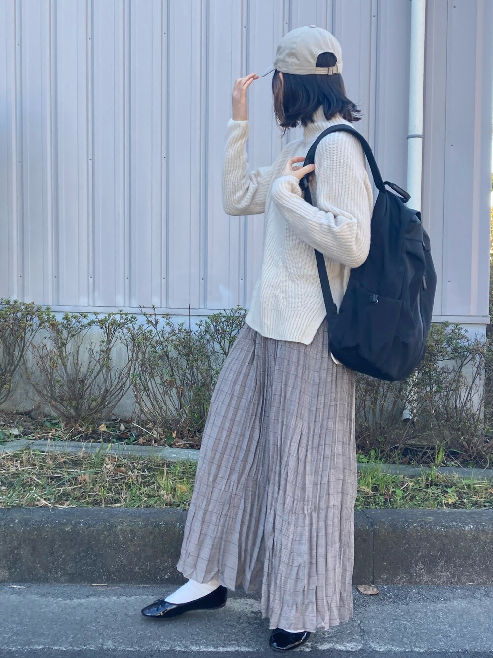 「冬コーデ、大人コーデ、シンプル、green label relaxing、Mila Owen、GLOBAL WORK、NATURAL BEAUTY BASIC、スカート、ロングスカート、黒リュック、リュック、パンプス、キャップ、キャップ女子」｜「UNITED ARROWSのUWSC ワイドリブ タートルネックニット（ニット/セーター、ホワイト系）」を使った、nareさん（レディース・169cm）の冬コーディネートの1枚目の写真