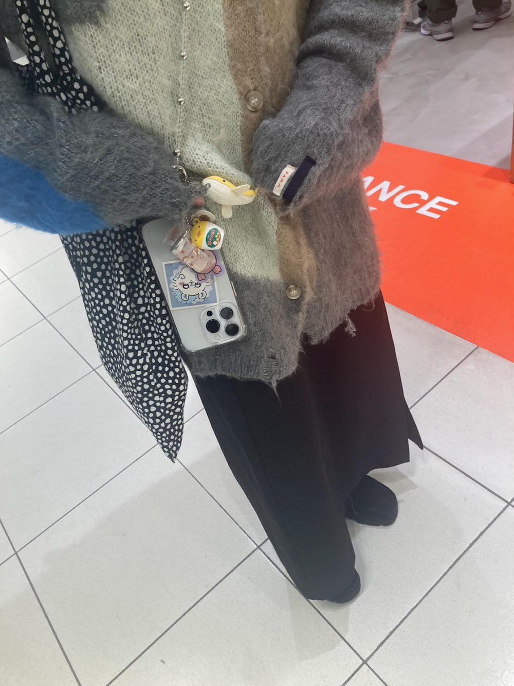 「低身長、低身長コーデ、オーバーサイズ、冬を彩る色いろコーデ、ootd、outfit」｜「PAMMの生活のニットカーディガン（カーディガン/ボレロ、グレー系）」を使った、mさん（レディース・152cm）の冬コーディネートの1枚目の写真