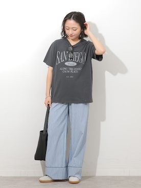 「JOURNAL STANDARD relume（ジャーナルスタンダード　レリューム）のSANDIEGOロゴハーフスリーブTシャツ（Tシャツ/カットソー、ブラック系）」を使った、RINさん（レディース・157cm）の春コーディネート