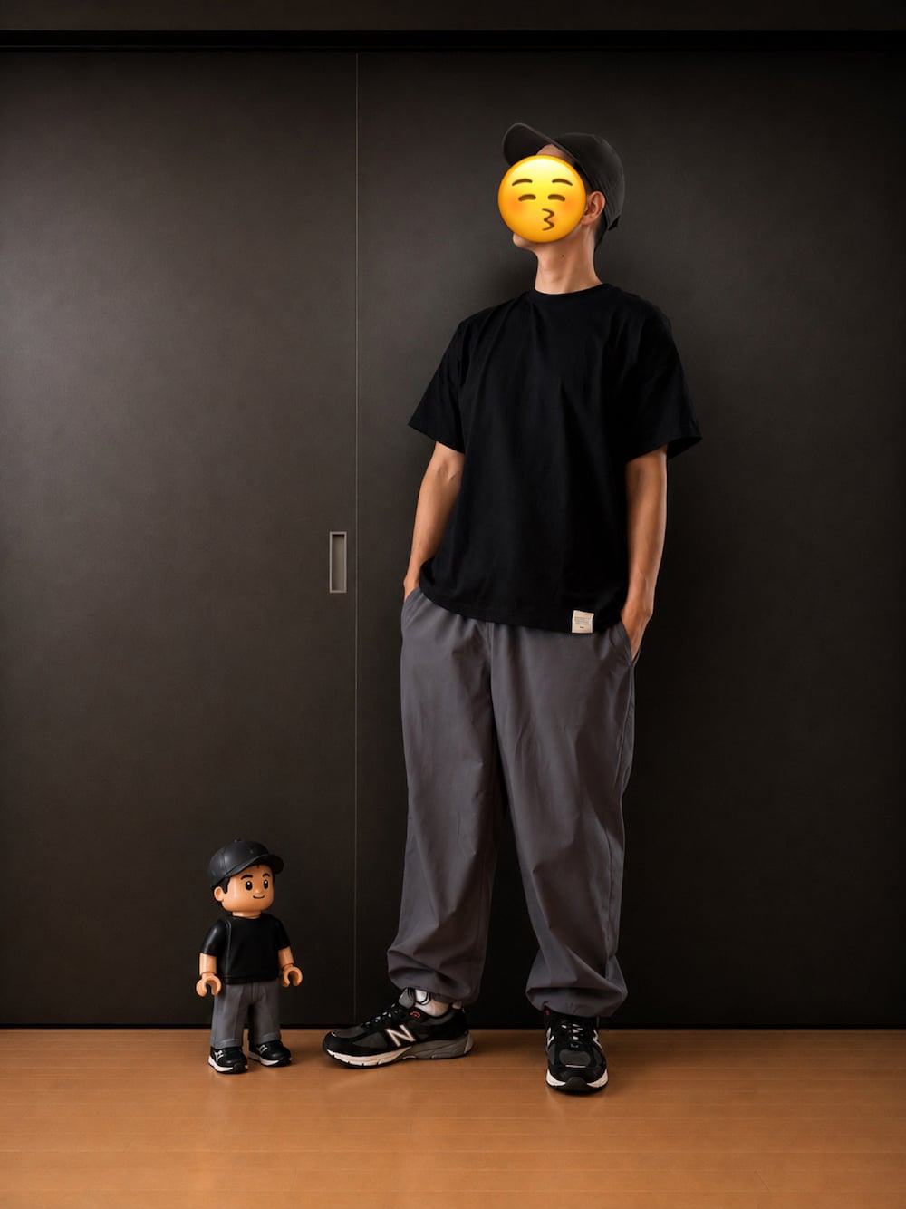 ブラック系のTシャツ/カットソー、グレー系のパンツ、ブラック系のスニーカーを着用したメンズの秋コーディネートの1枚目の写真