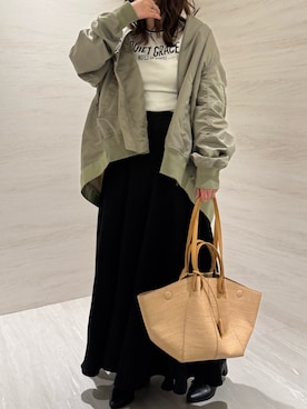 「AJUGA.（アジュガ）のロングシルエット MA-1ブルゾン（MA-1、グリーン系）」を使った、AJUGA.スタッフさん（レディース・168cm）の春コーディネート