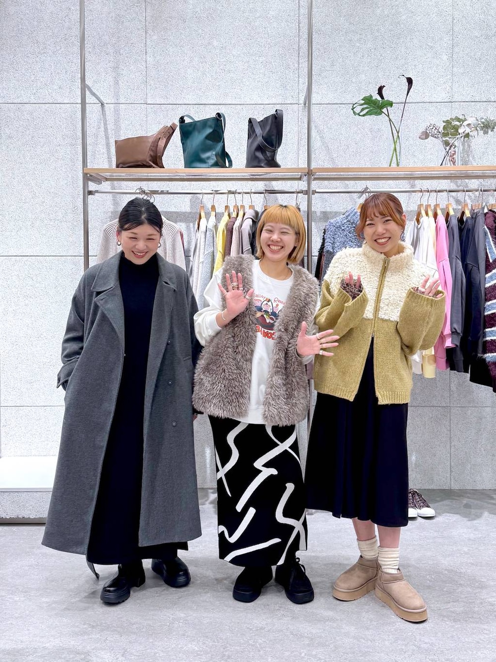 その他のTシャツ/カットソー、ブラック系のスカート、グレー系のステンカラーコートを着用したレディースの秋コーディネートの1枚目の写真